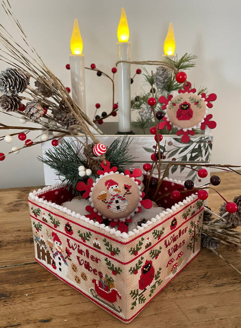 Winter Vibes Sewing Basket (Mani di donna)