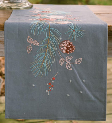 Christmas Roses Table Runner (Vervaco)