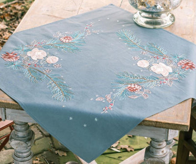 Christmas Roses Tablecloth (Vervaco)