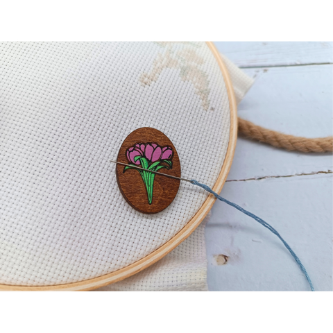 Magnetic Needle Holder/Flower (Kind Fox)