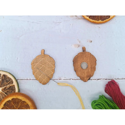 Magnetic Needle Holder/Pine Cone-Gold (Kind Fox)