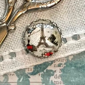 Paris Needle Minder